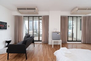 Escritorio, tabla de planchar con plancha, wifi y ropa de cama 