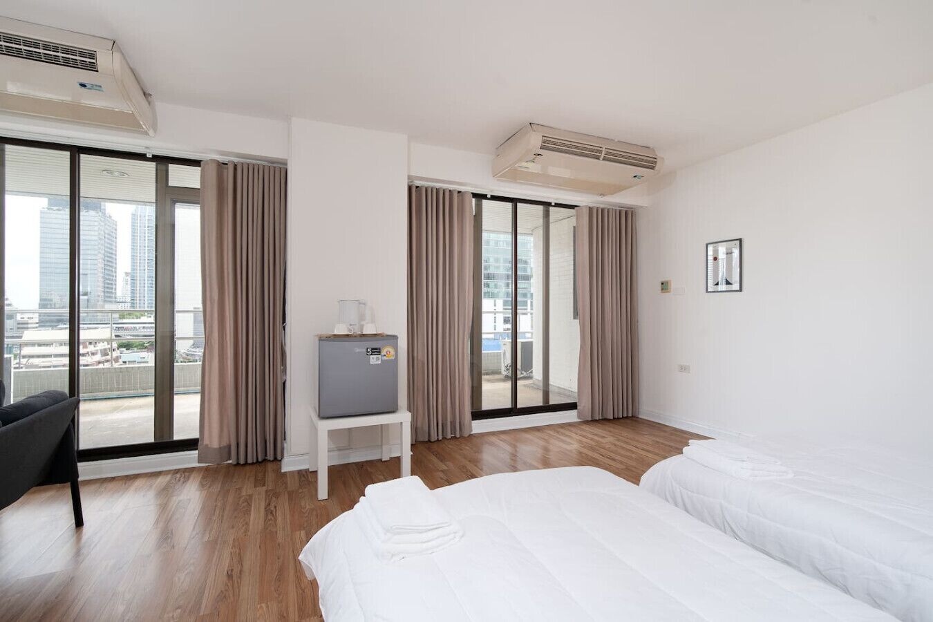 Desk, iron/ironing board, WiFi, bed sheets