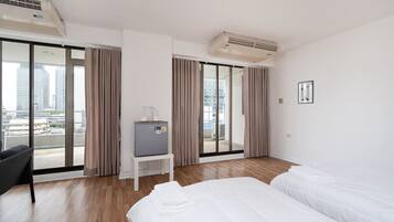 Desk, iron/ironing board, WiFi, bed sheets