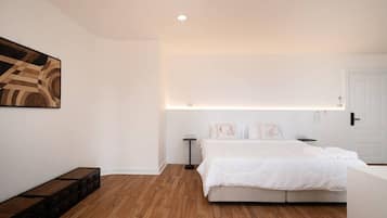 Desk, iron/ironing board, WiFi