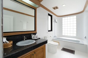Hair dryer - Modern Twin BR / Bath & Bathtub Retreat BTS BTB6 (Pathum Wan)