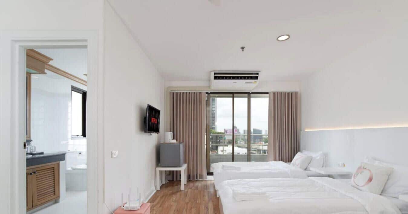 Desk, iron/ironing board, WiFi, bed sheets