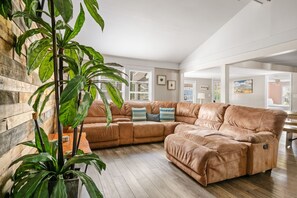 Een televisie en tafelvoetbal