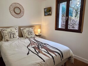 3 bedrooms, desk, iron/ironing board, free WiFi