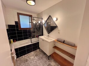 Douche, séchoir à cheveux, serviettes fournies, papier de toilette
