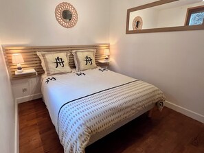 3 habitaciones, escritorio y tabla de planchar con plancha 