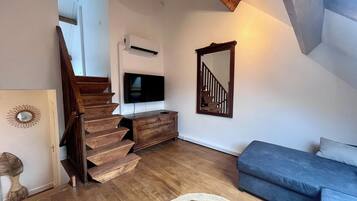 Smart-tv, videospil, dvd-afspiller, bordtennisbord