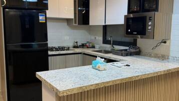 Kjøleskap og mikrobølgeovn