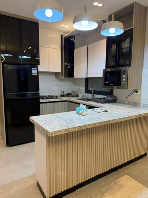 Kjøleskap og mikrobølgeovn