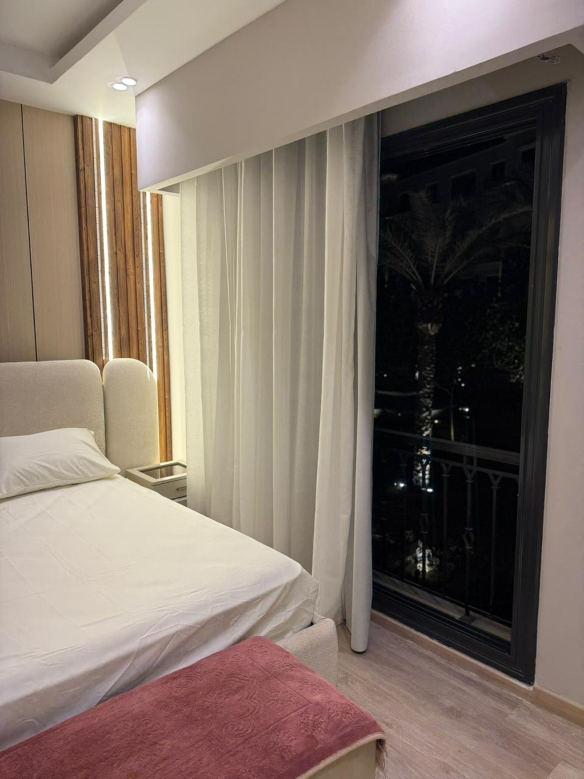 Suite – premium, parkutsikt, hageområde | Skrivebord, skrivebord for bærbar PC og strykejern/-brett