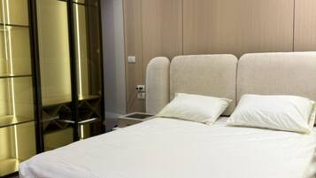 Suite – premium, parkutsikt, hageområde | Skrivebord, skrivebord for bærbar PC og strykejern/-brett