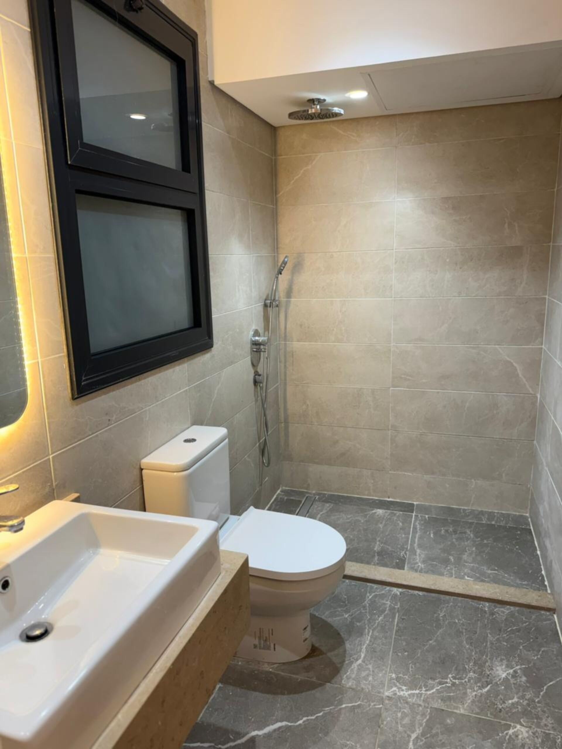 Suite – premium, parkutsikt, hageområde | Bad | Dusj, toalettartikler (inkludert), håndklær og såpe