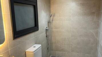 Suite – premium, parkutsikt, hageområde | Bad | Dusj, toalettartikler (inkludert), håndklær og såpe