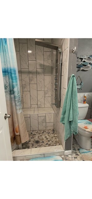 Douche, sĂšche-cheveux, serviettes fournies, savon
