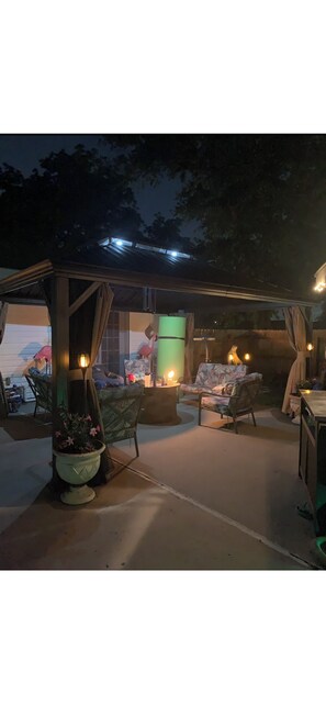 Terrace/patio - The tranquil bungalow at the Dugan Lagoon. An oasis in Kansas City! Who Knew! (Shawnee)