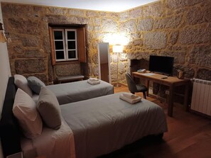 Family House, Garden View | Premium bedding, down comforters, memory foam beds, desk - Casa de Ferrapilhe (Paranhos)