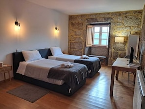 Maison familiale, vue sur le jardin | Literie de qualité, couette en duvet