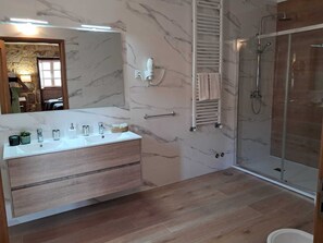 Family House, Garden View | Bathroom | Rainfall showerhead, free toiletries, hair dryer, bidet - Casa de Ferrapilhe (Amares)