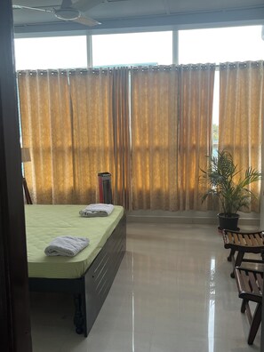 2 habitaciones, tabla de planchar con plancha, wifi y ropa de cama 