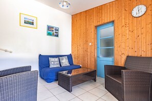 TV - Holiday Home “La Maison Mon Désir” with Private Terrace and Garden (Le Château d'Oléron)