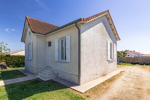 Exterior - Holiday Home “La Maison Mon Désir” with Private Terrace and Garden (Le Château d'Oléron)