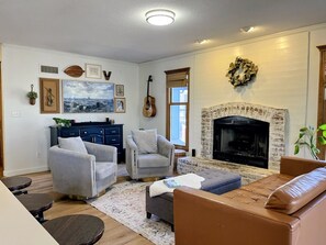 Smart-tv, eldstad, tv-spel och böcker