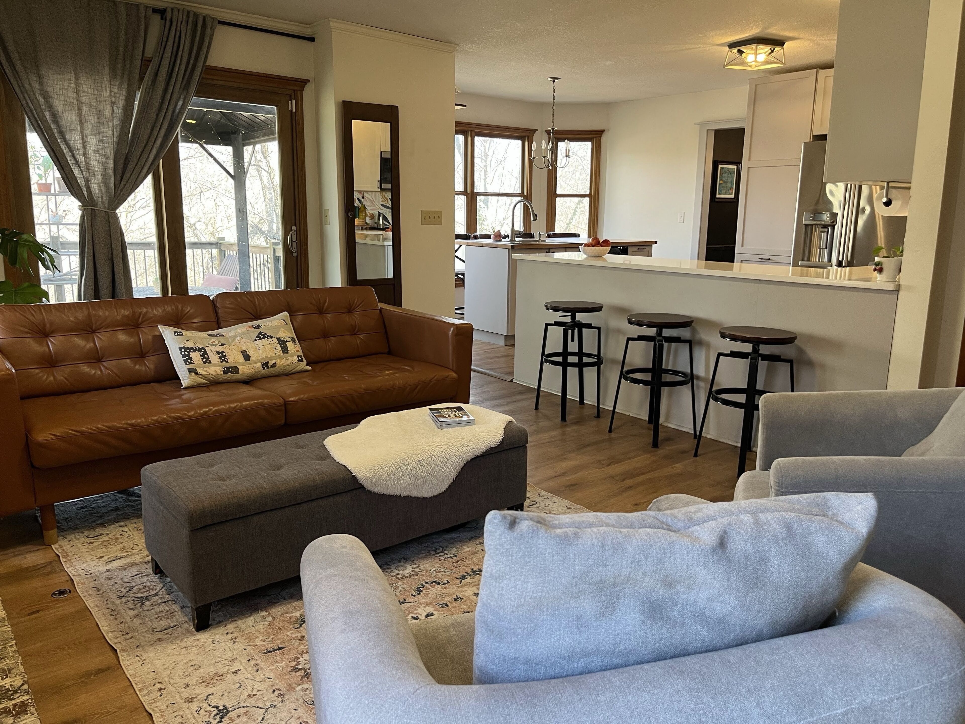 Een smart-tv, een open haard, videogames en boeken