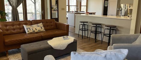 Een smart-tv, een open haard, videogames en boeken