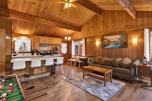 Hytte - flere senge - terrasse - bjergudsigt (2583) | Opholdsområde