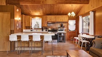 Hytte - flere senge - terrasse - bjergudsigt (2583) | Privat køkken