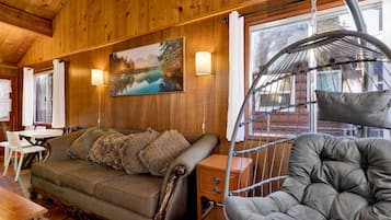 Hytte - flere senge - terrasse - bjergudsigt (2583) | Opholdsområde