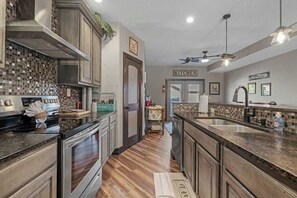 Fridge, microwave, oven, stovetop - Spacious 3-bedroom condo near Attractions in Branson. Private boat dock & slip. (Branson)