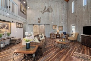 TV - Spacious 3-bedroom condo near Attractions in Branson. Private boat dock & slip. (Branson)