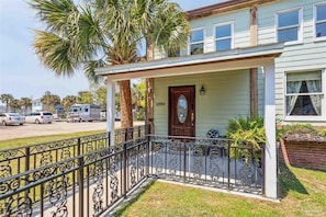 Exterior - Bring the pup & boat! Historic 2 bedroom, 2.5 bath waterfront town-home w/dock. (Pensacola)