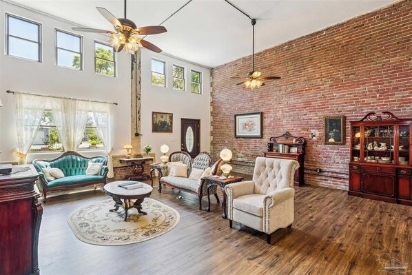 Smart TV - Bring the pup & boat! Historic 2 bedroom, 2.5 bath waterfront town-home w/dock. (Pensacola)