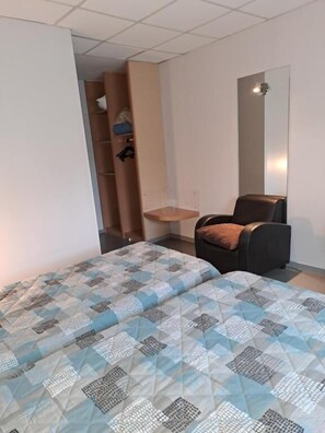 Kahden hengen classic-huone (kaksi sänkyä) | Työpöytä, äänieristys, silitysrauta/-lauta, ilmainen Wi-Fi