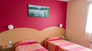 A hotel room with two beds, a red wall, and a painting of a lake. - hôtel le grand chêne (Gièvres)