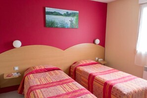 Schreibtisch, schallisolierte Zimmer, Bügeleisen/Bügelbrett