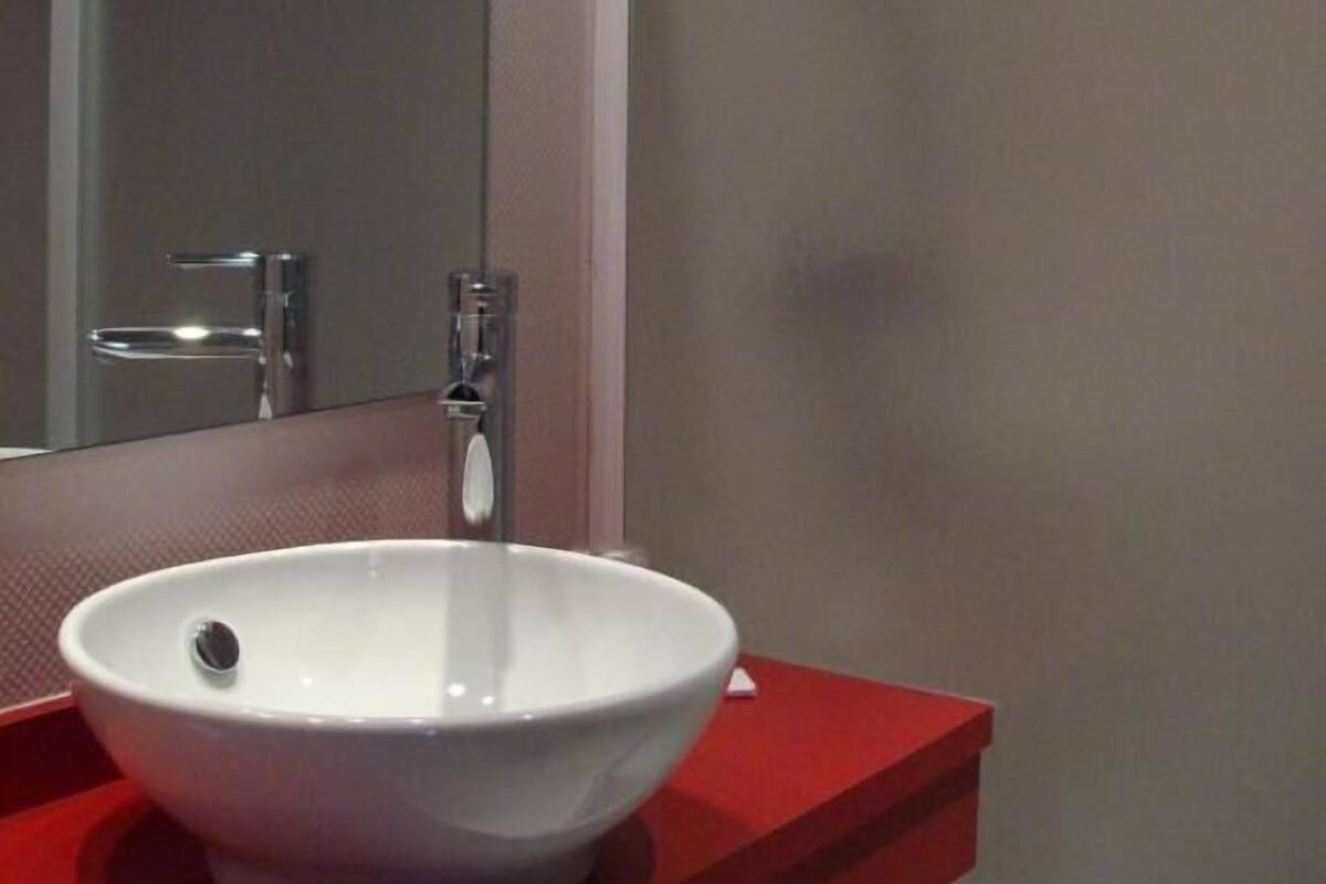 Hårføner, såpe, sjampo og toalettpapir
