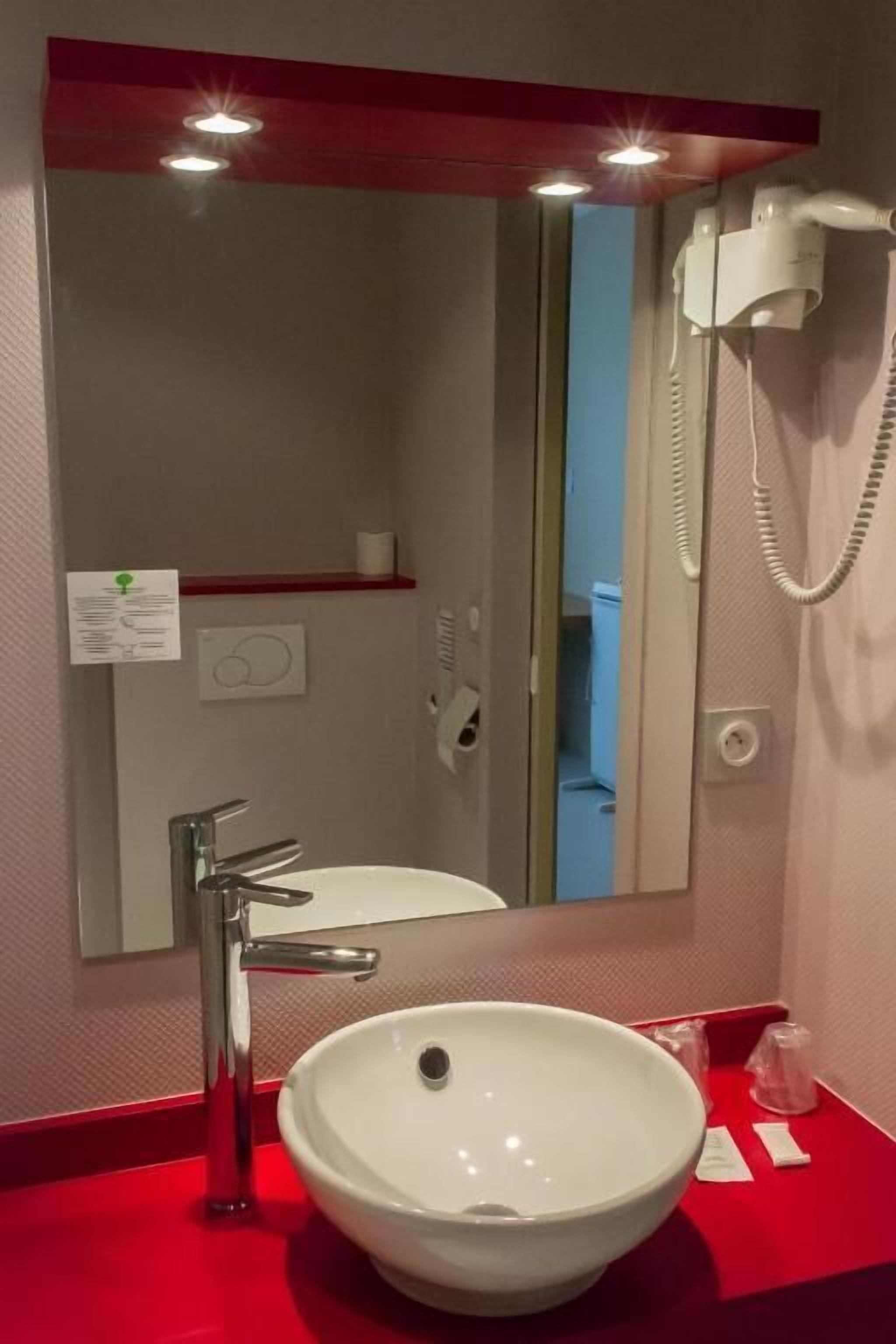 Kahden hengen perushuone | Kylpyhuone | Hiustenkuivaaja, vessapaperi