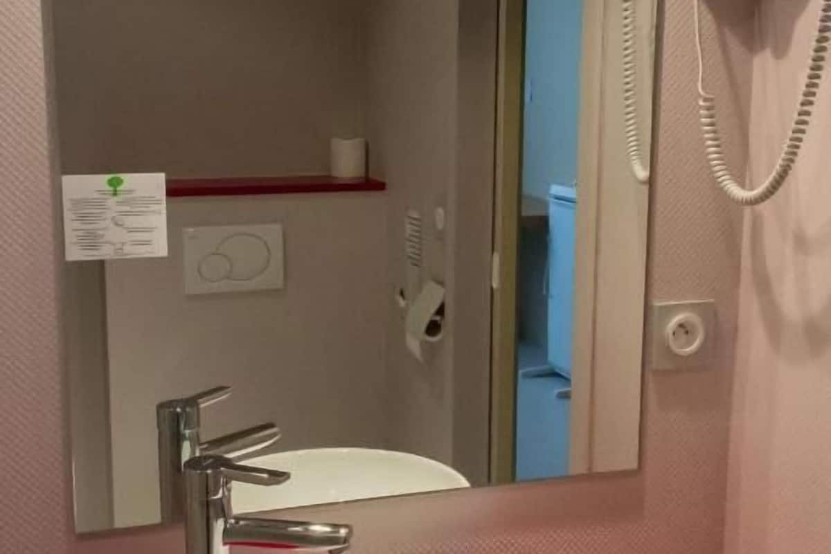 Dobbeltrom – basic | Bad | Hårføner, såpe, sjampo og toalettpapir