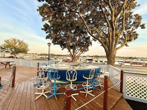 Escape to the Shore: Port Clinton Lakefront Condo, 1BR 1BA, walk to Jet Express