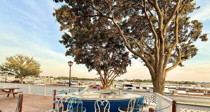 Escape to the Shore: Port Clinton Lakefront Condo, 1BR 1BA, walk to Jet Express