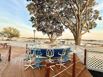 Escape to the Shore: Port Clinton Lakefront Condo, 1BR 1BA, walk to Jet Express