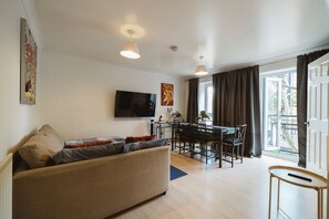 Living area - Close to Excel Fantastic apartm/3bed/ free car-parking (London)