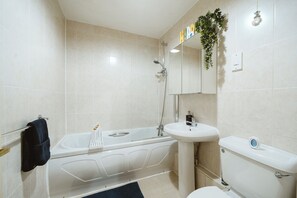 Een douche, een haardroger, handdoeken, zeep