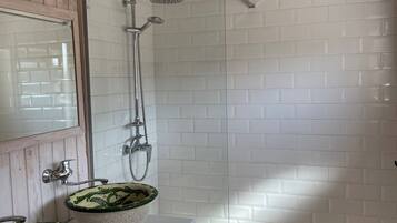 Douche, sĂšche-cheveux, serviettes fournies, savon