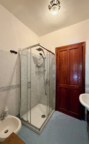 Haartrockner, Bidet, Seife, Toilettenpapier