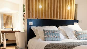 Quarto casal superior | Cofres nos quartos, ferros/tábuas de passar roupa, Wi-Fi de cortesia