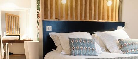 Superior tweepersoonskamer | Een kluis op de kamer, geluiddichte muren, een strijkplank/strijkijzer